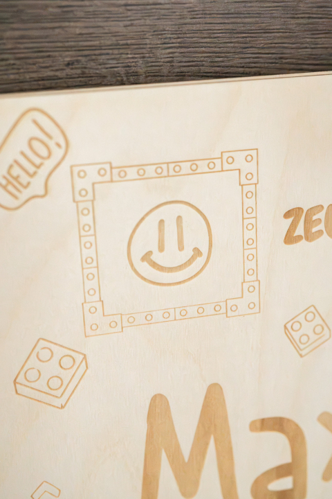 Preview: Zeugnismappe aus Holz personalisiert – Bausteine-Design
